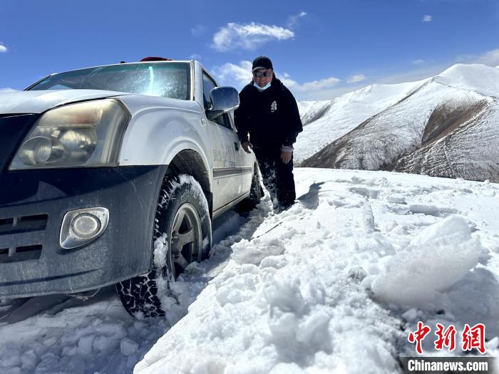 图为生态管护人员准备在雪地推车。　丁巴达杰 摄